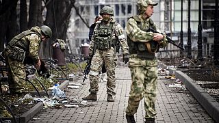 Russische Soldaten kontrollieren die Straßen in Mariupol, Ukraine, 12.04.2022