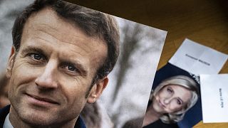 tracts des deux finalistes de la présidentielle française de 2022, Emmanuel Macron et Marine Le Pen