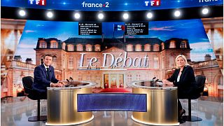 الرئيس الفرنسي المنتهية ولايته إيمانويل ماكرون في مناظرة مع المرشّحة اليمينية المتطرفة إلى الدورة الثانية من الانتخابات الرئاسية الفرنسية مارين لوبن