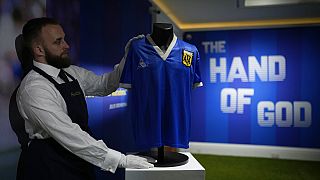 القميص الذي كان يرتديه دييغو مارادونا في مباراة ربع نهائي كأس العالم لكرة القدم عام 1986 بين الأرجنتين وإنجلترا، معروض في دار سوثبي للمزادات في لندن، الأربعاء 20 أبريل 2022.
