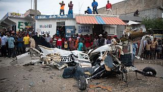 حطام طائرة صغيرة تحطمت في منطقة كارفور، بورت أو برنس، هايتي ، الأربعاء، 20 أبريل 2022.