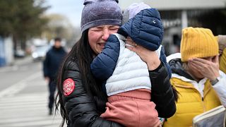 Eine Ukrainerin mit ihrem Kind nach ihrer Flucht nach Rumänien