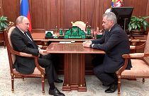 Rusya Devlet Başkanı Vladimir Putin (sol), Rusya Savunma Bakanı Sergey Şoygu’dan Mairupol'a ilişkin bilgi aldı