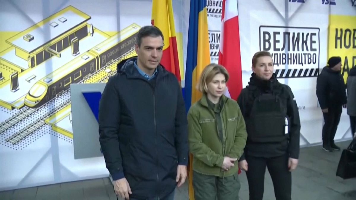 El presidente del Gobierno de España, Pedro Sánchez, una representante del Gobierno de Ucrania y la primera ministra de Dinamarca, Mette Frederiksen, en Kiev. 