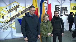 El presidente del Gobierno de España, Pedro Sánchez, una representante del Gobierno de Ucrania y la primera ministra de Dinamarca, Mette Frederiksen, en Kiev.