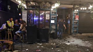 مشهد لتداعيات هجوم إطلاق نار على مقهى في شارع ديزنغوف وسط مدينة تل أبيب الإسرائيلية نفذه الشاب الفلسطيني رعد حازم في 7 أبريل 2022 وأسفر عن  مقتل إسرائيليين وإصابة 14 آخرين