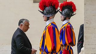 Viktor Orbán entra in Vaticano, sotto lo sguardo vigile delle Guardie Svizzere. (21.4.2022)