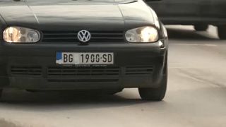 Une plaque d'immatriculation sur une voiture serbe