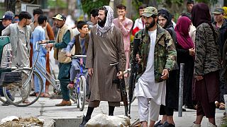 Taliban-Kämpfer stehen Wache am Ort einer Explosion in Kabul, 19. April 2022