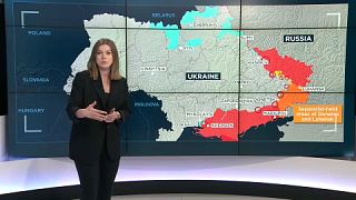 Jornalista Sasha Vakulina apresenta mapa das movimentaçôes militares na Ucrânia