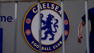A Chelsea logója a csapat stadionjában, Londonban
