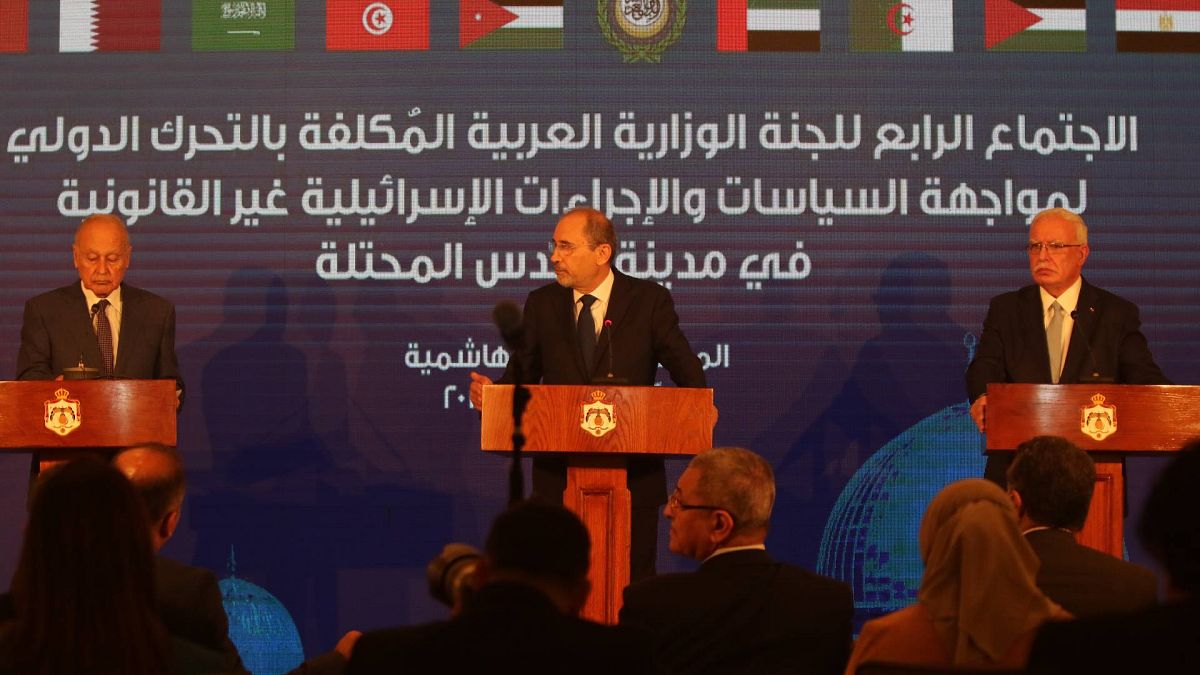  Arap Birliği Genel Sekreteri Ahmed Ebu Gayt (solda), Ürdün Dışişleri Bakanı Ayman Safadi (ortada) ve Filistin Dışişleri ve Gurbetçiler Bakanı Riad Malki (sağda)