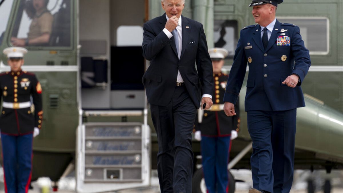 Joe Biden egy amerikai katonai bázison