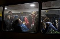 مدنيون إجلاؤهم من ماريوبول نائمون في حافلة تقلهم إلى زابوريجيا