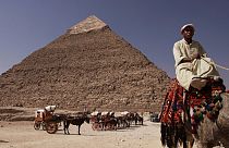 Vor der Chephren-Pyramide in der Nähe von Kairo.