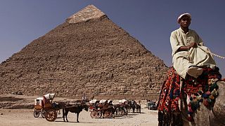 Vor der Chephren-Pyramide in der Nähe von Kairo.
