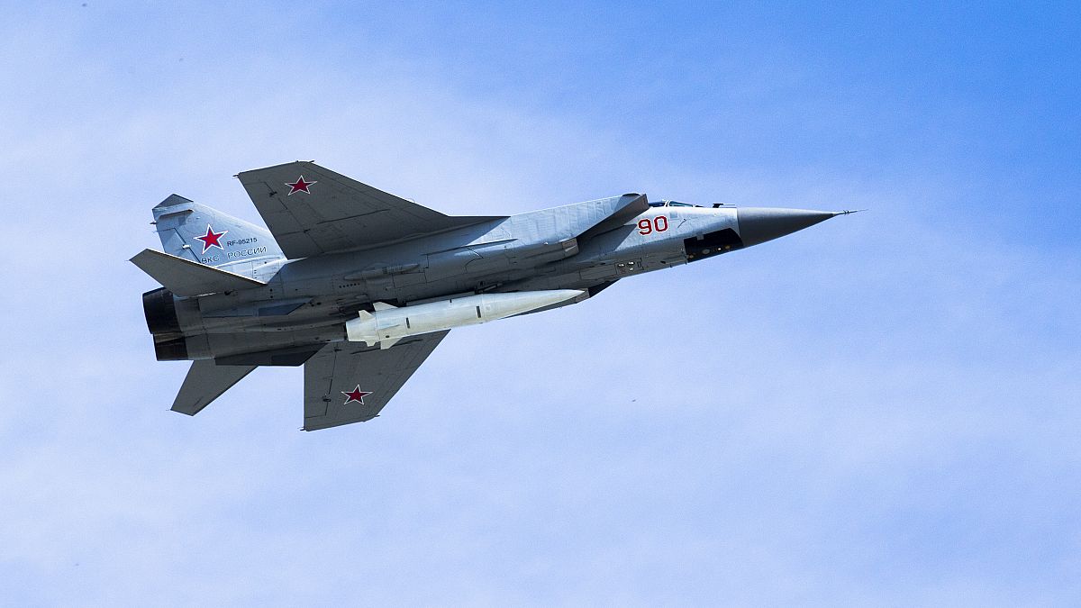 طائرة تابعة للقوات الجوية الروسية من طراز MiG-31K تحمل صاروخًا باليستيًا خلال العرض العسكري في يوم النصر 