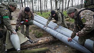 Des soldats ukrainiens examinant des missiles russes abandonnés près de Berezivka, en Ukraine, jeudi 21 avril 2022.