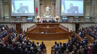 Volodymyr Zelenskyy é ovacionado de pé no parlamento português