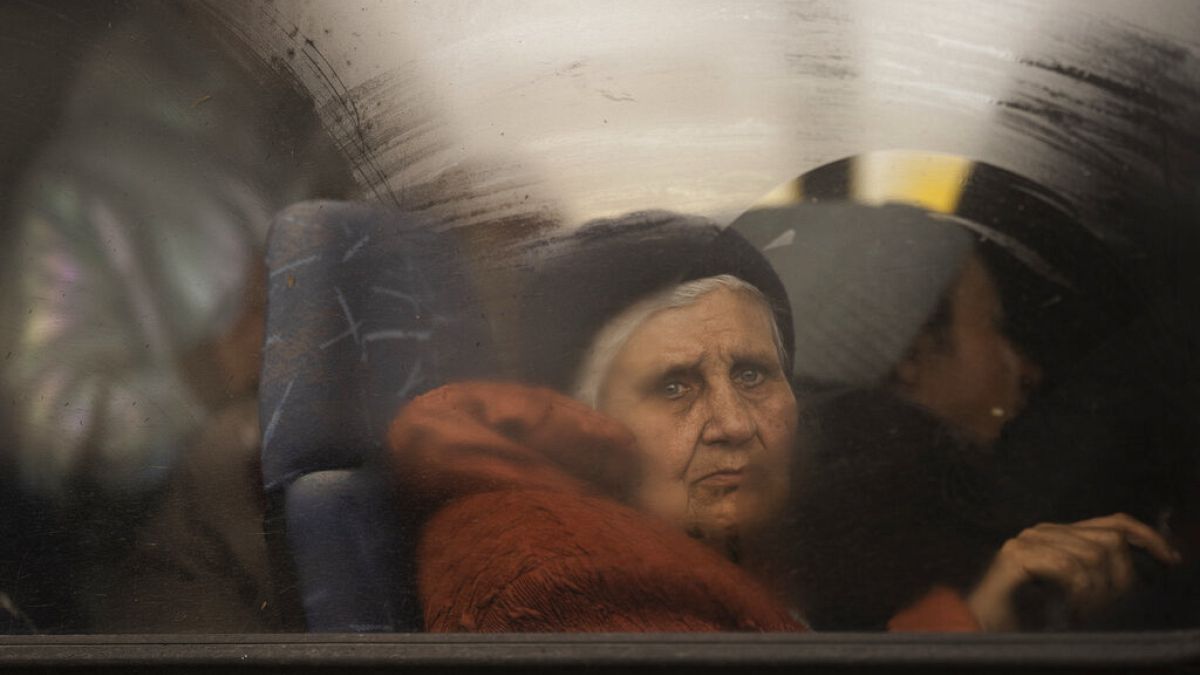 Ältere Frau auf der Flucht aus Mariupol