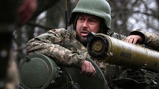 جندي أوكراني يقف على ناقلة جند مدرعة في منطقة خاركيف، وفي الفيديو مناطق مدمرة ومصنع التعدين في ماريوبول، ثم إجلاء مدنيين. 2022/04/18