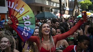 Teilnehmende an den Straßenfeiern in Rio, die eigentlich nicht zugelassen sind