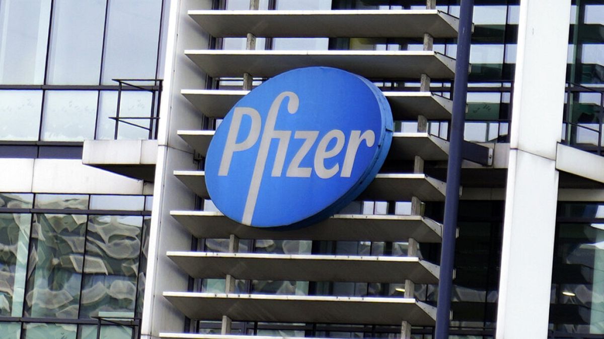 Логотип Pfizer на фасаде французской строительной компании в Париже, Франция, четверг, 31 марта 2022 года.