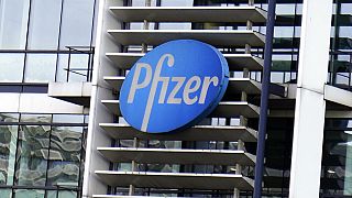 Логотип Pfizer на фасаде французской строительной компании в Париже, Франция, четверг, 31 марта 2022 года.