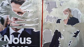 Des affiches électorales déchirées d'Emmanuel Macron et de Marine Le Pen, à Lyon, 22 avril
