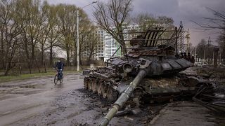 Подбитый российский танк в Чернигове, Украина