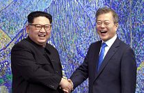 Kuzey Kore Devlet Başkanı Kim Jong Un (sol), Güney Kore Devlet Başkanı Moon Jae In, 2018'de bir araya gelmişti