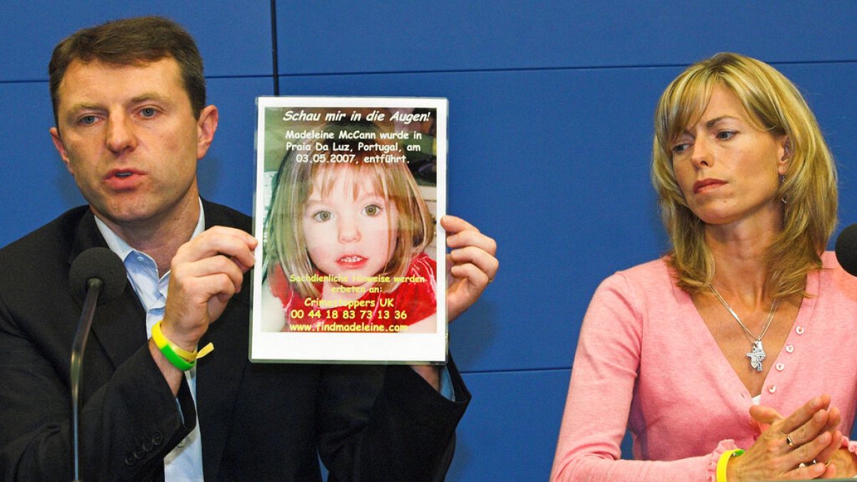 Родители Мадлен Маккан с фотографией пропавшей дочери на пресс-конференции 6 июня 2007 г.