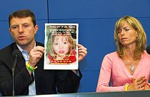 Родители Мадлен Маккан с фотографией пропавшей дочери на пресс-конференции 6 июня 2007 г.