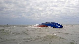 صورة لناقلة النفط "كسيلو" التي غرقت قبالة خليج قابس في جنوب شرق تونس وعملية تفقد إذا كان هناك تسرب للوقود منها 17 أبريل 2022.
