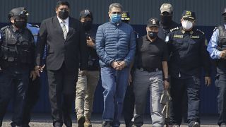 رئيس هندوراس السابق خوان أورلاندو هيرنانديز مقيد بالأصفاد في قاعدة جوية في تيغوسيغالبا 21/04/2022