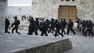 Άνδρες της ισραηλινής αστυνομίας εισβάλλουν στην πλατεία των Τεμενών στην παλιά πόλη της Ιερουσαλήμ