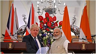 رئيس الوزراء الهندي ناريندرا مودي يصافح نظيره البريطاني بوريس جونسون بعد مؤتمر صحفي مشترك في حيدر أباد هاوس في نيودلهي  الجمعة 22 أبريل 2022
