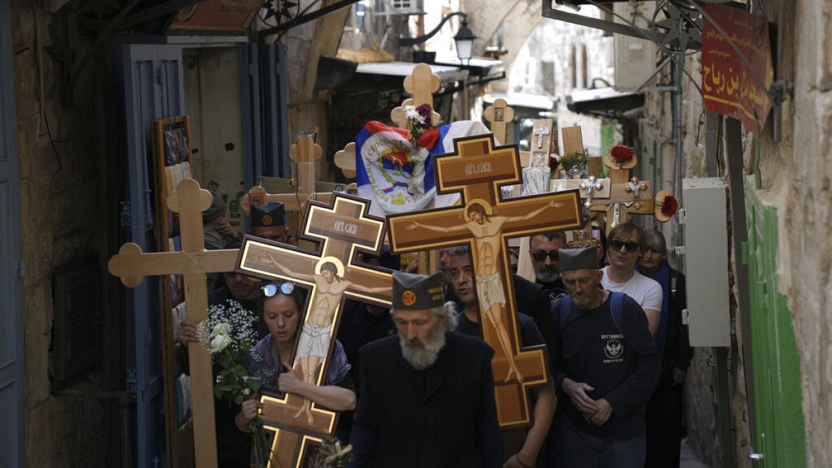 Паломники следуют ко храму Гроба Господня в Страстную пятницу в Иерусалиме, 22 апреля 2022 г. 