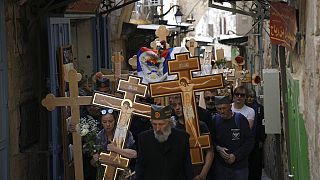 Паломники следуют ко храму Гроба Господня в Страстную пятницу в Иерусалиме, 22 апреля 2022 г.