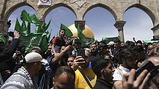 Palästinenser skandieren Slogans und schwenken Hamas-Fahnen nach dem Freitagsgebet