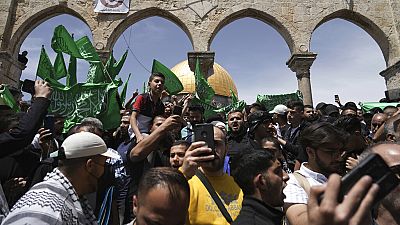 Des ¨Palestiniens brandissant le drapeau du Hamas devant la  mosquée al-Aqsa le 22 avril 2022