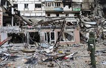 Lerombolt lakóépület romjai a délkelet-ukrajnai Mariupolban