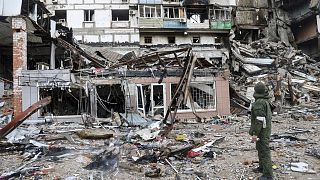 Lerombolt lakóépület romjai a délkelet-ukrajnai Mariupolban