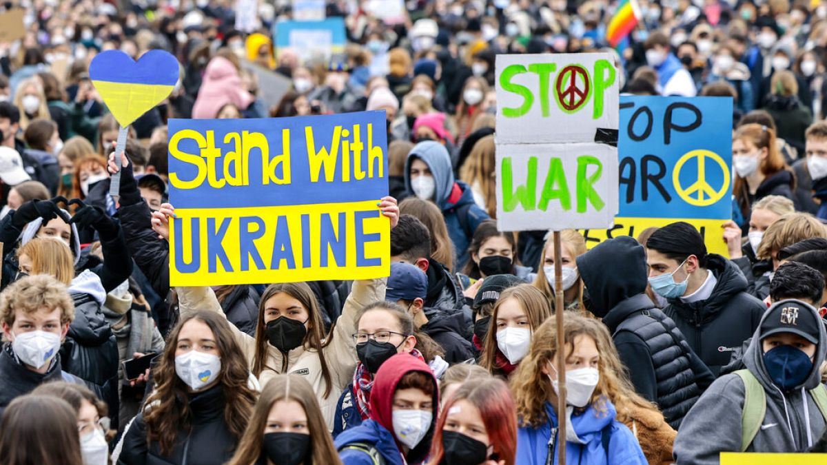 Deutschland steht klar an der Seite der Ukraine, sei es die Bevölkerung oder die Politik. Ist Berlin streng genommen trotzdem "neutral" in dem Krieg? FFF-Demo in Berlin 3.3.22