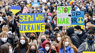 Deutschland steht klar an der Seite der Ukraine, sei es die Bevölkerung oder die Politik. Ist Berlin streng genommen trotzdem "neutral" in dem Krieg? FFF-Demo in Berlin 3.3.22