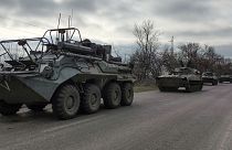 Orosz katonai konvoj a déli Mariupol közelében