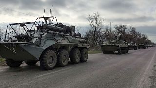 Orosz katonai konvoj a déli Mariupol közelében