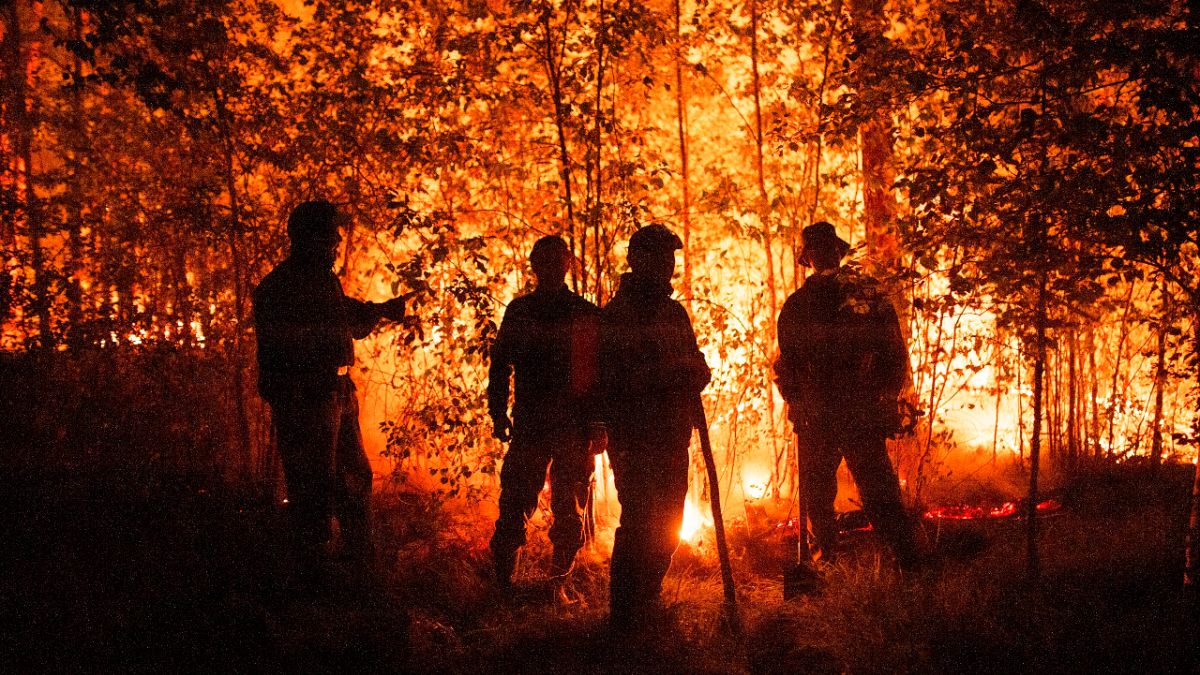 رجال الإطفاء يعملون لإخماد الحرائق في الغابات القريبة من قرية كيويوريلياخ في منطقة جورني أولوس، غرب ياكوتسك في روسيا، 5 أغسطس 2021. 