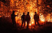  رجال الإطفاء يعملون لإخماد الحرائق في الغابات القريبة من قرية كيويوريلياخ في منطقة جورني أولوس، غرب ياكوتسك في روسيا، 5 أغسطس 2021.