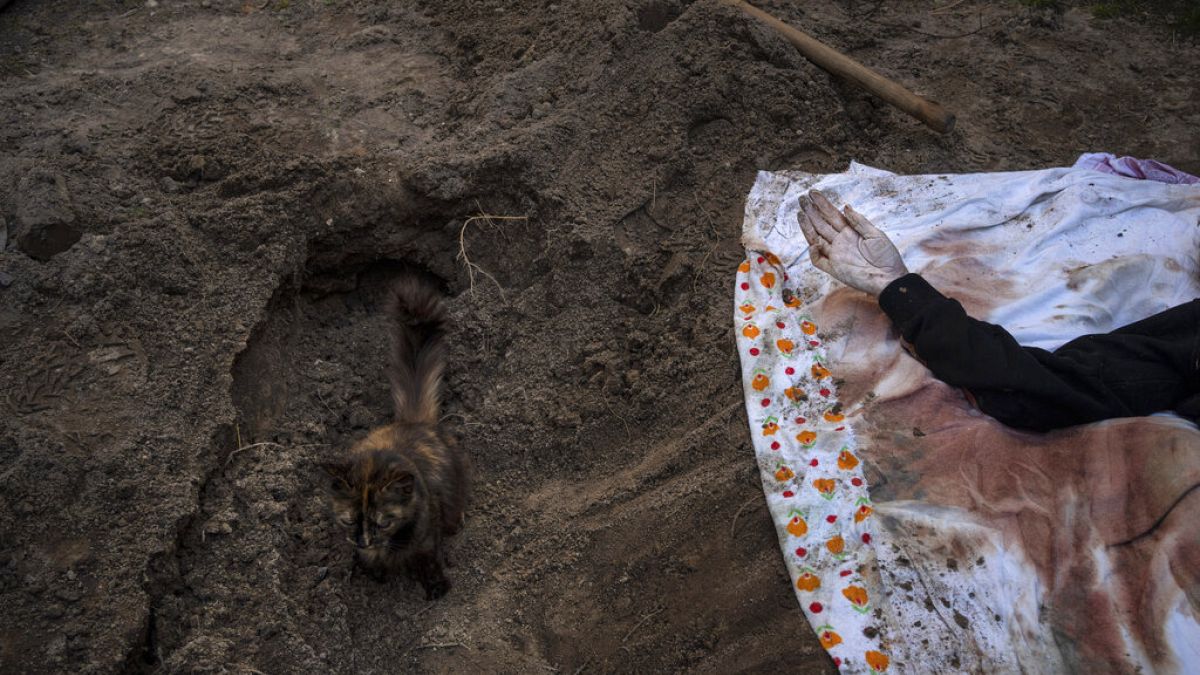 Exhumierte Leiche in Irpin, Ukraine. Die Ukraine fürht Ermittlungen wegen Kriegsverbrechen durch.